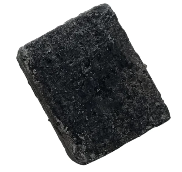 Flacon de Musc Noir original avec applicateur, utilisé dans les traitements spirituels au Centre Cherkaoui. Le visuel mentionne ses bienfaits : apaisement, protection, diagnostic, et affaiblissement de la possession.